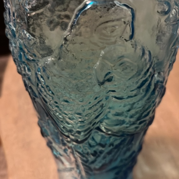 Vintage: Indiana Glass Tiara Exclusives Parrot and Floral 9 Inch Vase Aqua Blue - Picture 5 of 10